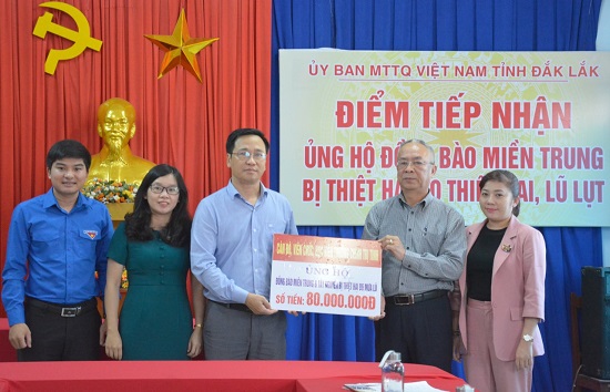 CÁN BỘ, VIÊN CHỨC VÀ HỌC VIÊN TRƯỜNG CHÍNH TRỊ TỈNH ĐẮK LẮK ỦNG HỘ 80 TRIỆU ĐỒNG CHO ĐỒNG BÀO BỊ THIỆT HẠI DO MƯA LŨ