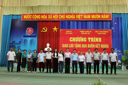 TRƯỜNG CHÍNH TRỊ TẶNG QUÀ BUÔN KẾT NGHĨA